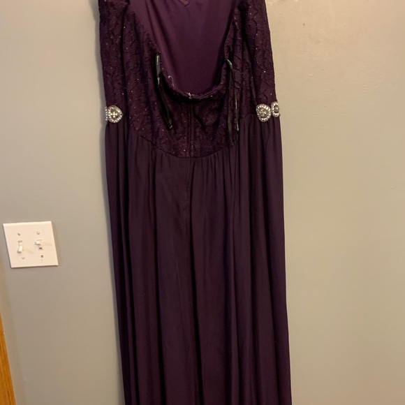NWOT David’s bridal, purple lace gown ,22 - Picture 7 of 11